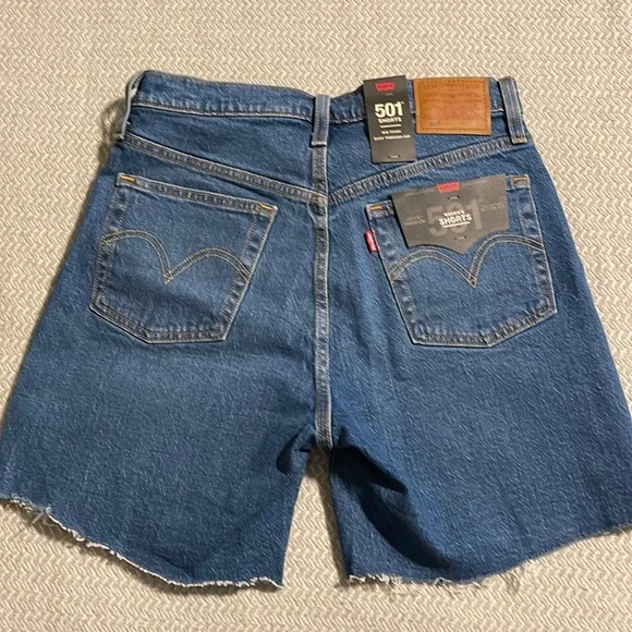NWT Levi’s 501 button fly denim shorts. Size 28 - Picture 3 of 7